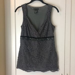 NEW YORK & COMPANY GREY LACE SLEEVELESS BLOUSE S